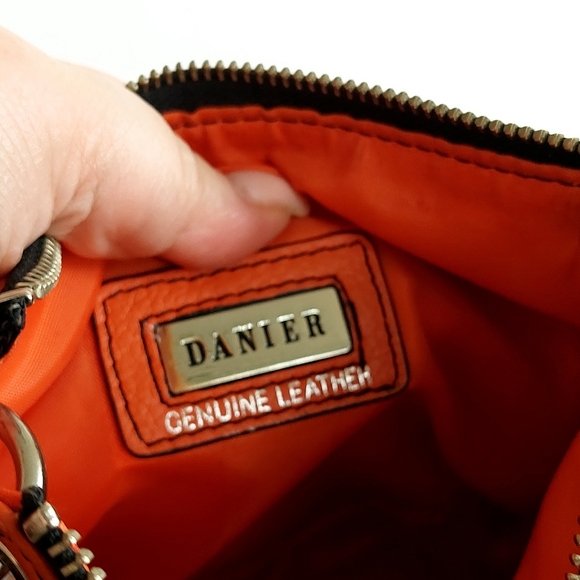 🇨🇦Danier Orange Leather Rivet Detailed Crossbody - Picture 7 of 9